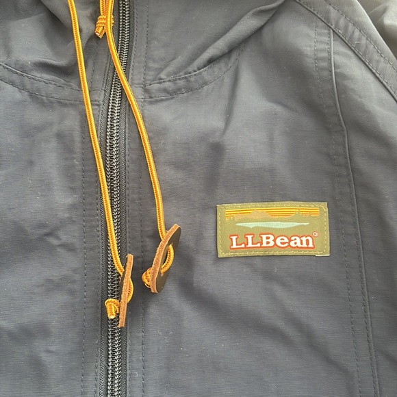 L.L Bean woman’s mountain classic Anorak packable coat - Picture 3 of 6